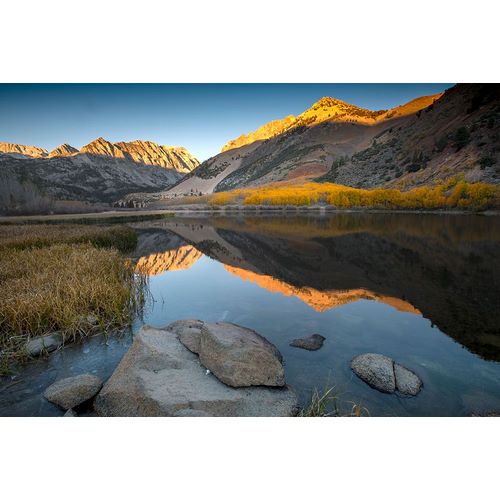 Sederquist, Betty 아티스트의 Usa-California-Sierra Nevada On a freezing autumn morning-North Lake glows with aspen colors작품입니다.